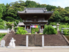 どっしりと構える、平等寺の仁王門。この光景は20年経っても印象に残っています。