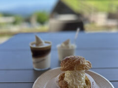 チーズを使ったシュークリームとアイスをいただきました