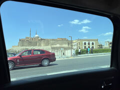 さてお次はUberでシタデルに向かいます。

国立文明博物館を出てすぐに城砦のようなものが見えてきた。

運転手さんに「したでる？」と聞くとそうだよと。