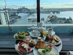 モリモリな朝食～
オーダーメニューからアボカドサラダをチョイスしたらものすごいボリュームでしたわ。加えてホワイトオムレツもオーダー。