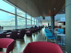 大きな窓から外が見えて開放感あるソファエリアも