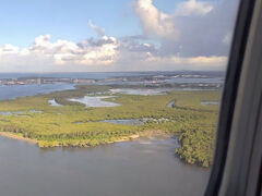 ブリスベン空港に到着～
空港からホテルへはライドシェア利用。「Pre-Booked Express and Ride Booking Pickup area」の案内に沿って進めば乗り場があります。市内までだいたい30豪ドル前後らしい。エアトレインでセントラル駅まで行くとひとり2,000円くらいかかるらしいし、2人以上ならライドシェアがお得。むしろ若干高かったとしてもライドシェア一択。この年になると「体力温存」が楽しい旅行のカギなんで！
ということで、ウェスティンブリスベンに移動。

※次の旅行記につづきます※