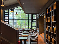 この時間、ホテルのラウンジでは
ワイン、日本酒、ウイスキーが
フリードリンクになっていました

何故か含まれていないビールだけは
自販機で買いましたが
その続きはしっかりいただきました(^^♪