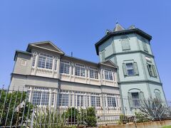 明石の移情閣。孫文の、ゆかりの建物だそうです。青空に映えてます。しかし暑かった…。