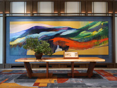 グラングリーン大阪には
今年4月に開業した日本初進出のホテル
「ウォルドーフ・アストリア大阪」もあります。

お部屋を見せてもらいましょう！
日本を意識したロビーが美しい。