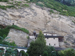 ザンクトペーター教会の墓地は美しく飾られていて
そそり立つ岸壁はカタコンベになっています。