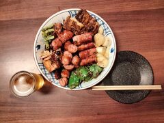 興中夜市の串焼き店。店頭に具材が並んでて、注文すると焼いてくれる。エアコンのある飲食スペースがあり、店内で食べると言うと切ってお皿に盛ってくれた。ヤングコーンととうもろこしの中間くらい？のコーンが大変おいしかった！