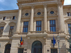 国立銀行博物館　前方の道路のところにローマ時代の遺跡が埋まっていてガラス越しに見るようになっていますが、ガラスに無数のひびがあって何も見えません。きっと取り換えることはしないと思います。