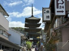 安井金比羅宮からテクテクと…。
5分ほど路地を進むと、京都の大人気のロケーションに遭遇～！！