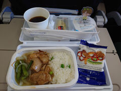 機内食はこんな感じ
仁川空港に12時頃到着してもほとんど人がおらず5分で入国できました。
荷物を受け取ってソウル市内へ普通電車で向かいます
みんなAREXで～とか言うけど普通列車で良くない？本数多いし安いし時間変わらないし