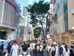 ホテルにチェックイン後明洞へ買い物に行きます
相変わらず人が多い。まっすぐ進めません
