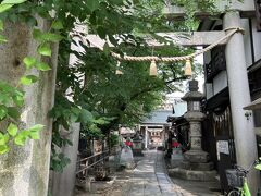 一夜明けました。
バスに乗って今朝の目的地を目指しますが、神社を通りかかるとお参りせずにはいられません。