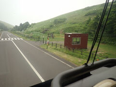 スカイ岬を後に次の目的地へ。

途中「レブンアツモリソウ」群生地を車窓で。
閉鎖されてい・した。
かけらも咲いてないのかな・・。
ガイドさんいわく以前は子どもたちが摘んで遊んでいたというレブンアツモリソウ。その後山火事や盗掘などで数が激減。
現在は保護活動によって数を回復しているそうです。
開花まで５年・１０年の長い時間を要する植物。
島内の群生地以外ではほとんど見かけることが出来ないそうです。
白い可愛らしいお花です。
