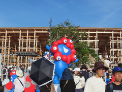 １１時半頃エントランス付近に着いたけど、すっごい人の数。
入るのも一苦労だったけど、たまたま並んだ列がなぜか１列でどんどん進んで行きます。それでも４５分くらいかかったけど、他の列よりハッキリ進みが早い。ラッキー