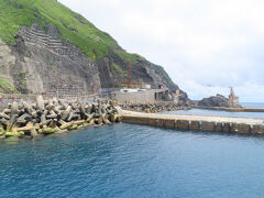 12:30過ぎに三宝港に着岸。この日は非常に波が穏やか。実は、この旅行の前、3月下旬から青ヶ島行きを模索し、チェックできる日は天気予報と運航情報をチェックしてたが、チェックできた55日中、26日が欠航していた。そして、この日と翌日は、風が穏やかかつ晴れ予報だったので、それに合わせて青ヶ島行きを決断したのだった。