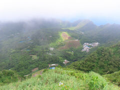 大凸部。この日は東風で、雲が左（東）から右へと次々と流れていく。目線より下の高さを流れていく雲のほとんどは、東の海上から島を通って西の海上へ抜けていくのではなく、島の東側あるいは島の上空で発生し、西の海上へ通り抜ける前に消えていく。