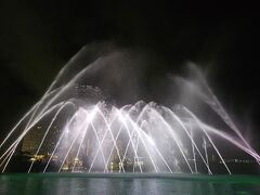 ホテルの噴水ショーを見にきました。
19:00、21:00、22:30 の3回あります。
(季節によって時間は変わるようです)