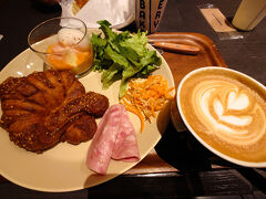 パンとカフェオレを美味しくいただきました。