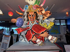 三沢空港に到着。
数年前に行った青森屋のねぶたがお出迎え。