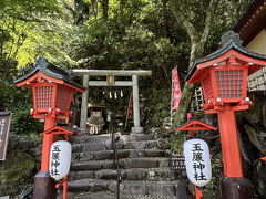 同じ敷地内にある玉簾神社。