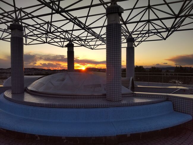 円形展墓台の反対側から、展望台上部構造物を前景に、日没を拝む。