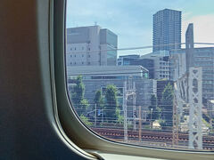 飛行機か新幹線か...
飛行機のセール時期に予約が間に合わなかったから、
今回は新幹線にしました！

