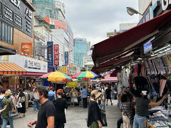 お次は地下鉄に乗って東大門を出まして
南大門市場にやってきました♪