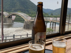 お風呂上がりに、ルームサービスでビールを持ってきてもらった。
錦帯橋を見ながら飲むビール、最高！