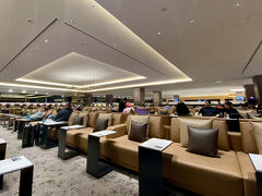 一旦、ソファエリアで一息。
この後は、事前に予約していたシャワーを浴びて、ゆっくりと夕食をとり、出発まで過ごす予定。

ちなみに、1週間前からスタートするシャワールームの事前予約は全然空いておらず、20時45分～の枠がかろうじて予約できましたが、実際はさほど混んでいなかった様子。空港にきてから予約でも良かったかも。