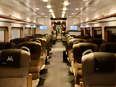 さてさて、ストックホルム市内行きの電車が来たので乗車！
車内はブラウンが基調で落ち着いたデザイン。
座席もゆったりしているので快適。

空港を出発すると検札が来るので、QRコードが印刷されたチケットを提示して終了。