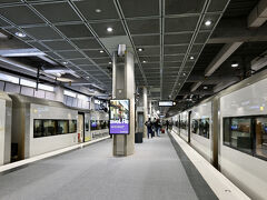 20分ほどであっという間にストックホルム中央駅に到着。
アーランダ・エクスプレスは、専用のホーム。
タイルカーペットが敷かれた新しいホームで綺麗。