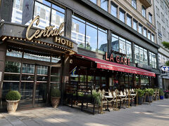 では、まずはホテルに荷物を預けて身軽に。
今回予約したのは、ストックホルム中央駅のアーランダ・エクスプレス乗り場から徒歩2、3分のところにある「セントラルホテル」。
入口は、レストランの横。ちなみにこのレストランは朝はホテルの朝食会場。