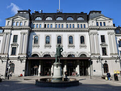 朝8時過ぎ。
早速、ストックホルムのまち歩き開始！
まずやってきたのがストックホルム中央駅。
駅自体は、南北に長く、アーランダ・エクスプレスの乗り場があるところとは全く別の場所。
この建物が、昔ながらの「the中央駅」の顔をしているところ。