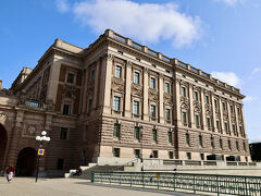 複数の島々で構成されているストックホルムの街。
この国会議事堂も中洲のような小さな島「ヘランズホルメン島」の上に建っています。
そして、この島には国会議事堂以外の建物はありません。