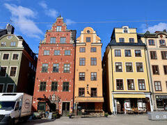 ストックホルムのガイドブックや観光写真に必ず出てくる大広場「ストールトルゲット広場」へ。
赤やオレンジ色の外壁や三角の破風が可愛らしい。