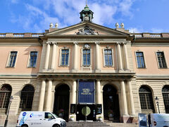 広場に面して、ノーベル博物館も建っています。