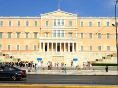 到着したシンタグマ広場には
ドーンっと国会議事堂。

正面には英霊となった兵士たちに
捧げられた「無名戦士の墓」があって、

それを守る衛兵さんたちの
イケメンぶりと交代式が有名。