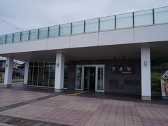 9時24分に出発した列車は、追分駅から男鹿線に入る。かつては、気動車がエンジンを唸らせて走っていたのだが、蓄電池で走るので静かなものである。そして、50分ほどで終点の男鹿駅に着いた。降り立った男鹿駅は、駅舎の位置が変わり、新しくなっていた。