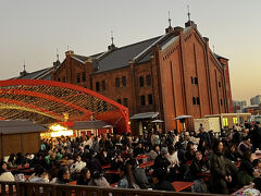 横浜赤レンガ倉庫に到着。
15回目の『クリスマスマーケット in 横浜赤レンガ倉庫』が開催されている。
イルミネーションルーフの下でビールやホットワインでの乾杯が行われていた。