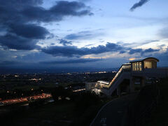 一気に太陽が沈み周囲が暗くなっていく中、到着したのは佐久平PA。


先ほどまではまだ動いている時間の方が長かったのですが、ここに来るともう歩いたほうが絶対早いと言いたくなるほどの大渋滞。

佐久平PAはパーキングエリアの建物以外にハイウェイオアシスの設備も整っており、家族連れなどは休憩を兼ねた食事タイムとしている方々も。
先が見えない渋滞で子供たちのことも考えると早めに済ませておくのは吉かもしれません。。。