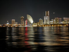 幸い波は穏やか。
ヨコハマ グランド インターコンチネンタル ホテルやランドマークタワーなどみなとみらい地区の明かりが海面を照らしている。