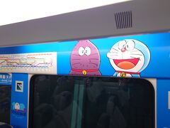 7月13日(2024年)から香港で行われた特別展 「100％ドラえもん＆フレンズ」に向けた プロモーションの一環で、外装と内装に様々 な表情のドラえもんをあしらい、扉の部分は どこでもドアを模したデザインした電車でした。日本のキャラクターが、香港でも愛されているのを感じるのはとても嬉しいです。