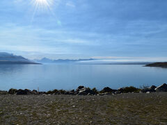 プカキ湖の駐車場でお弁当ランチ。