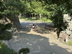 櫓が建っていたであろう石垣の上から、中御門跡と