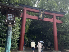 谷中のかき氷屋さん『ひみつ堂』でおいしいかき氷を食べた後、根津神社までぶらり散歩。北口の鳥居から入ります。