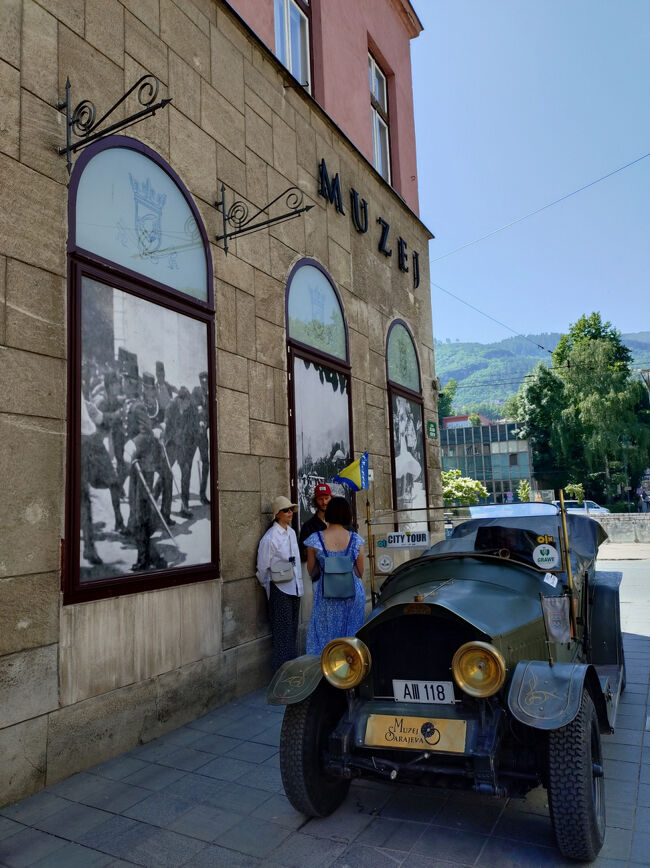 サラエボ博物館前を通り、スーパーでバスの中で食べるものや飲み物を買う。