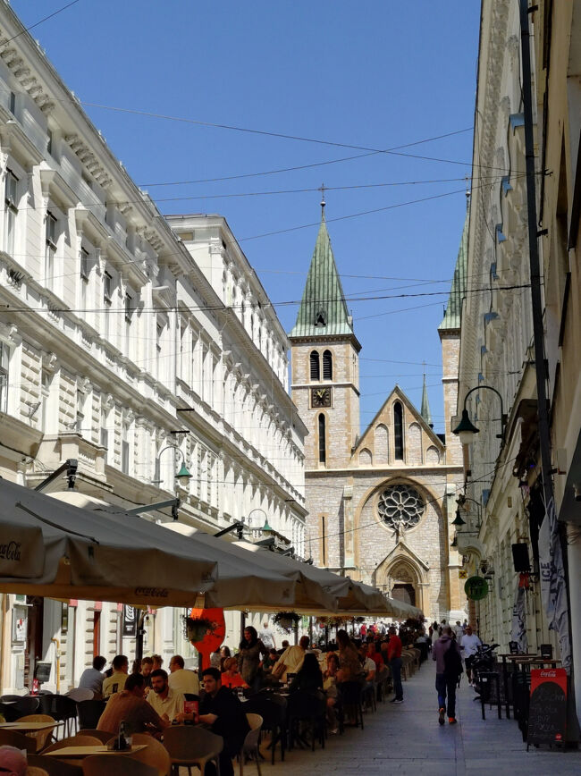 次男だけケンタッキーで食べたいと言うので、<br />イエスの聖心大聖堂を眺めながら休憩。