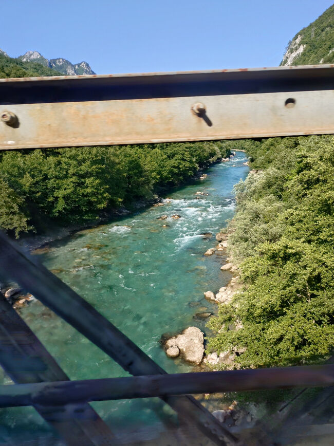 ボスニア・ヘルツェゴビナは山の景観がきれいだったが、<br />モンテネグロに入るとピヴァ川沿いにバスは走るので水辺の風景を楽しめる。