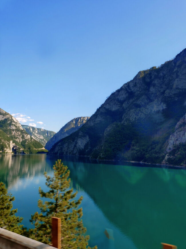 山とピヴァ川の風景。<br />