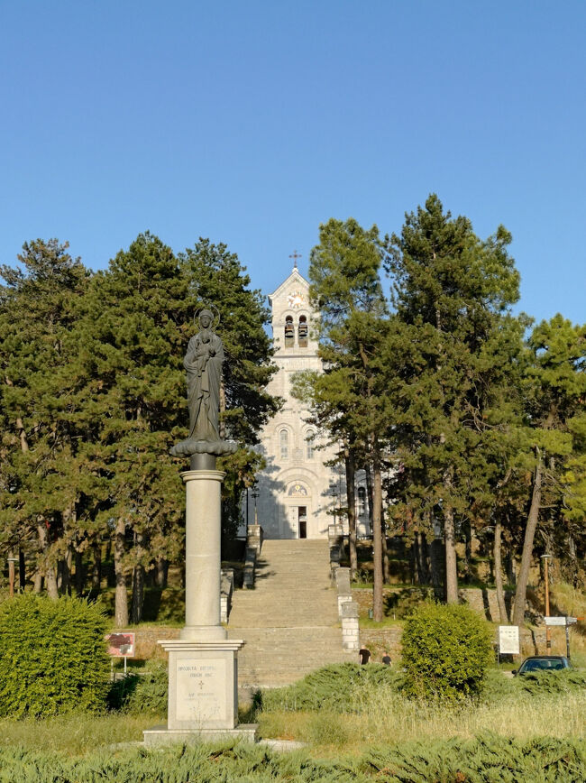 予定より早めにニクシッチに到着。<br />ドライバーさん、お疲れ様でした。<br /><br />ニクシッチの正教会、Sveti Vasilije Ostroški。